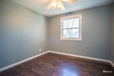 136 Pecos Cir, Carpentersville, IL 60110 - photo 6