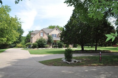 Circle driveway for guest parking