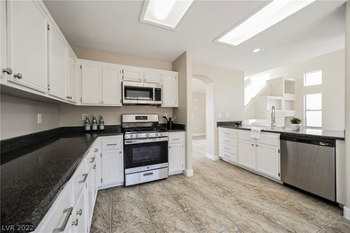NEW Stainless steel appliances in this GOREGOUS ki