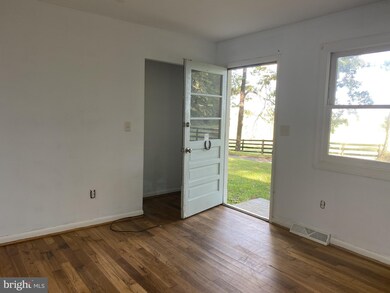 8210 A Oak Springs Rd, Marshall, VA 20115 - photo 7