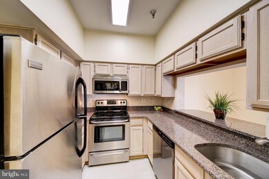 The Charleston unit PH07, Arlington, VA 22201 - photo 3