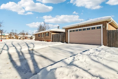 231 Tower Ln, Elk Grove Village, IL 60007 - photo 4