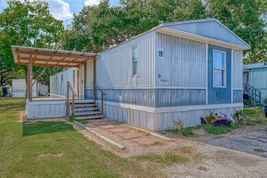 321 Wheeler Dr unit TRLR 19, Alvin, TX 77511 - photo 4