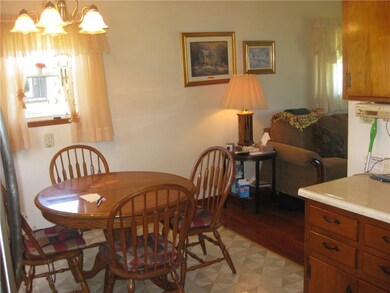 Eat in kitchen; stainless appliances.