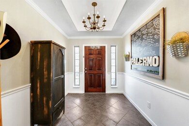 Spacious foyer to welcome guests!