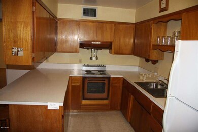 1207 E Avila 005