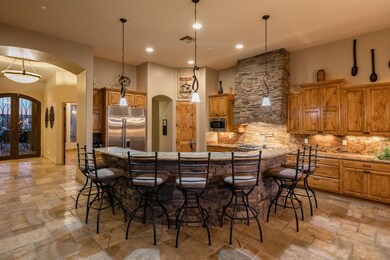 Kitchen w/ Breakfast Bar