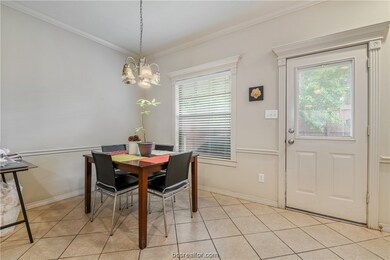 Breakfast/dining area