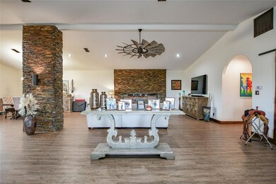 201 Marigold Ct, Granbury, TX 76049 - photo 4