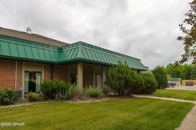 1425 S Columbia Rd, Grand Forks, ND 58201 - photo 2