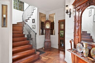 ShepardMesa6818.Foyer