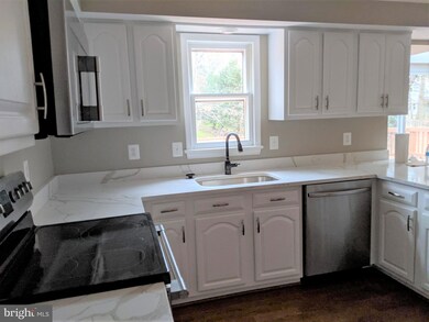 4850 Slatestone Ct, Fairfax, VA 22030 - photo 5