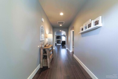 543 N Freemont St, Sisters, OR 97759 - photo 2