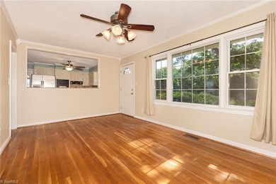 Natural light fills the livingroom!