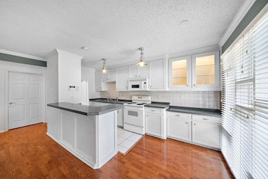  Lovely open kitchen concept.