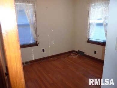 1325 W 37th St, Davenport, IA 52806 - photo 3