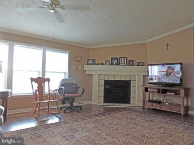 207 Hemlock Dr, Doylestown, PA 18901 - photo 4