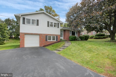 1042 Laurich Dr, Chambersburg, PA 17202 - photo 3