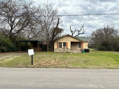 View of front facade featuring a front yard and a 
