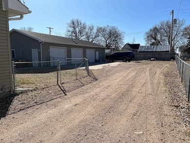 117 W 3rd Ave, Holdrege, NE 68949 - photo 5