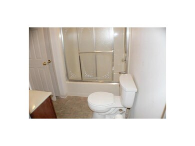 Hallbedroom bath