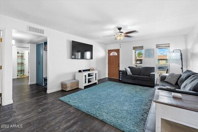 Living Room/Entry