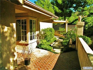 Private entrance with green belt on the right side