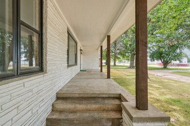 215 S Elliott St, Pryor, OK 74361 - photo 6