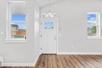 1733 NW Hemlock Ave, Redmond, OR 97756 - photo 3