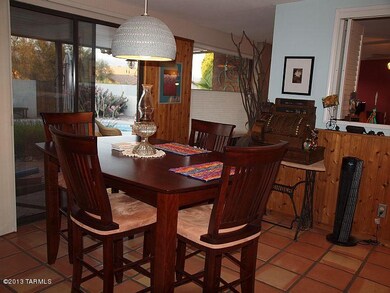 2220_dining10_lrg