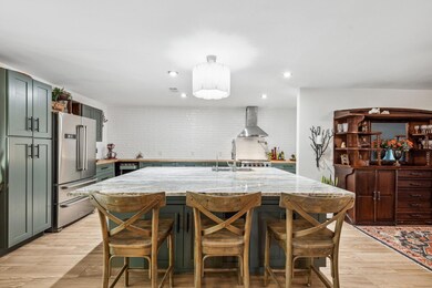 Huge island with seating!