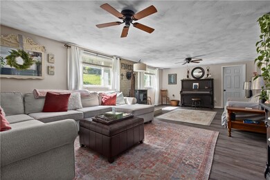 Spacious Light and Bright Living Room w/Pellet Sto