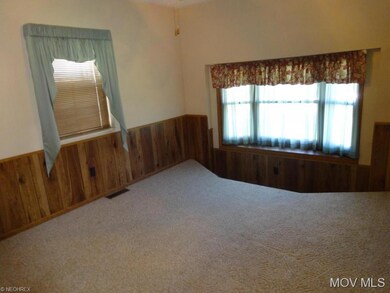 Family Rm: Large Bay Window