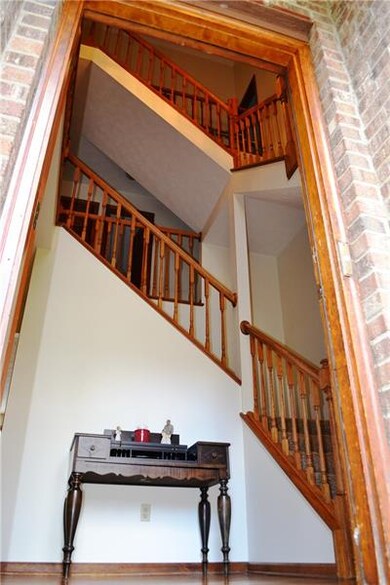 3 Story Entry with Oak Banisters on all levels