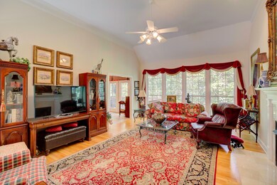 Great access to Kit/Din/Foyer/etc.