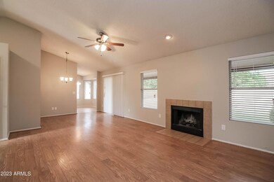 004-photo-living-room-5032607