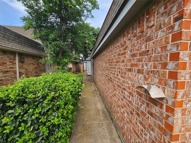 2813 Summit View Dr, Bedford, TX 76021 - photo 2