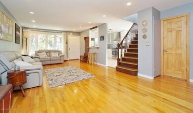 (5) LIVING ROOM