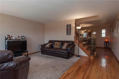 Open floor plan view into the dining area~Great la