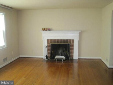2102 Iverson St, Temple Hills, MD 20748 - photo 2