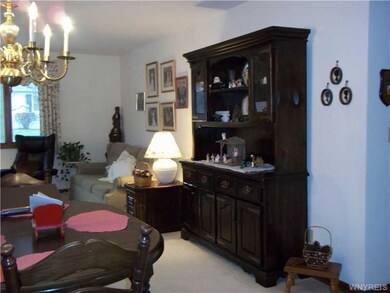 Dining Room. Dining room has plenty of space to en