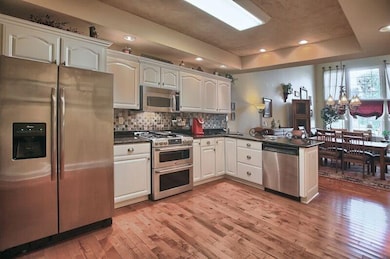 BEAUTIFUL UPDATED KITCHEN WITH STAINLESS APPLIANCE