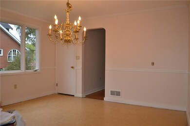 13x11 Dining room with beautiful chandelier, pictu
