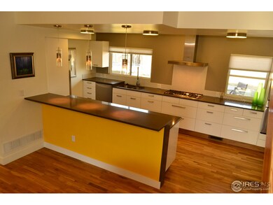 Kitchen and Breakfast Bar