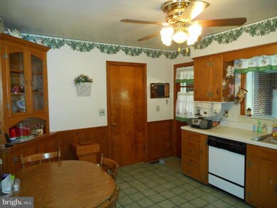 820 Dorsey Ave, Essex, MD 21221 - photo 5