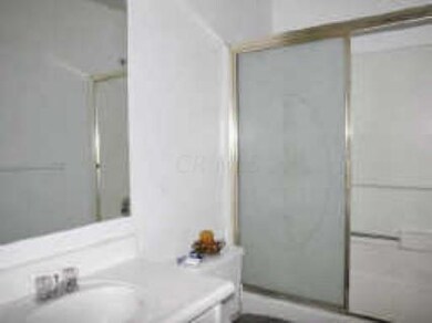 2222_Teardrop_09_Bathroom_