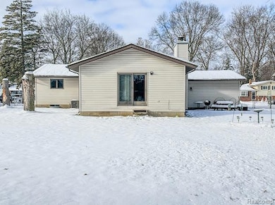 4445 Dixon Dr, Flint, MI 48507 - photo 3
