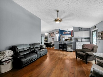 Living Room/Eating space