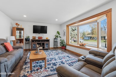 1012 10th Ave SE, East Grand Forks, MN 56721 - photo 4