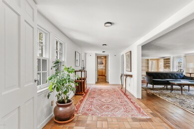 391 Round Hill Rd, Greenwich, CT 06831 - photo 2